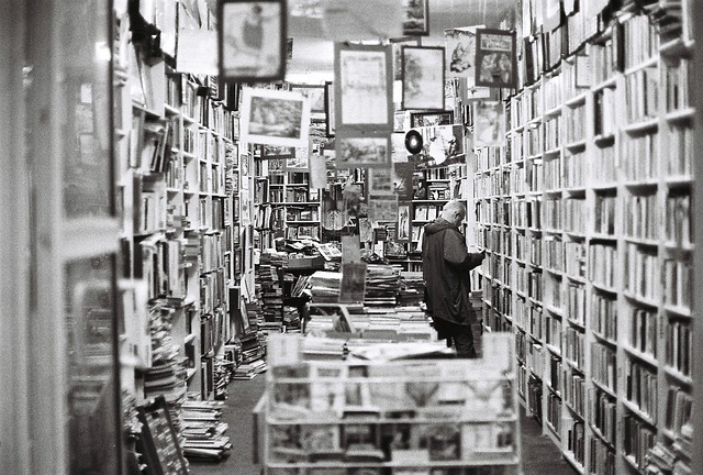 clutter websites are like cluttered bookstores